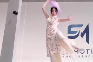 周玲安舞房跳“烟花易冷”身姿妙曼 婀娜多姿！